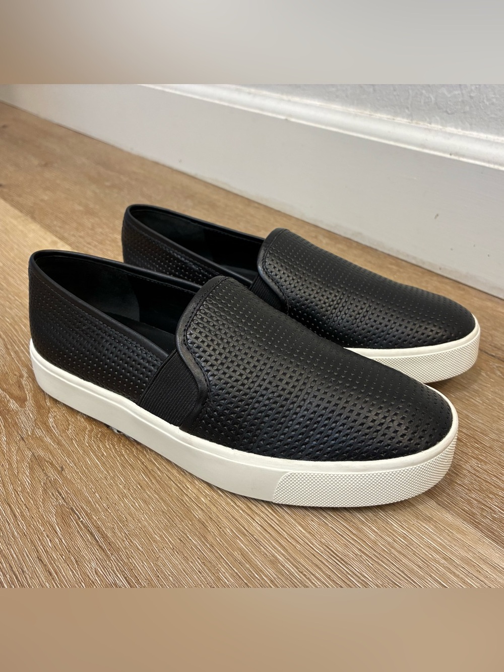 Vince Blair 5 Slip-On Leather Sneakers White Rubber Sole Shoes Size US 5 EU 35